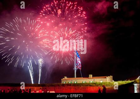 D'artifice exploser sur le fort McHenry pendant le Star Spangled événement spectaculaire célébrant le 200e anniversaire de l'hymne national le 14 septembre 2014 à Baltimore, Maryland. Le Maryland est où Francis Scott Key a écrit le poème de la défense fort McHenry durant la guerre de 1812, qui est devenu plus tard le Star-Spangled Banner hymne national. Banque D'Images