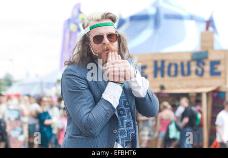 29 juin 2014. Paul Currie divertit la foule dans le domaine du cirque au festival de Glastonbury. Banque D'Images