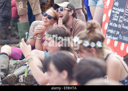 29 juin 2014. Paul Currie divertit la foule dans le domaine du cirque au festival de Glastonbury. Banque D'Images