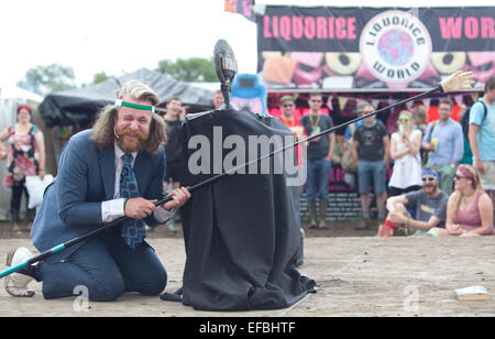 29 juin 2014. Paul Currie divertit la foule dans le domaine du cirque au festival de Glastonbury. Banque D'Images