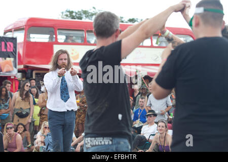 29 juin 2014. Paul Currie divertit la foule dans le domaine du cirque au festival de Glastonbury. Banque D'Images