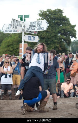 29 juin 2014. Paul Currie divertit la foule dans le domaine du cirque au festival de Glastonbury. Banque D'Images