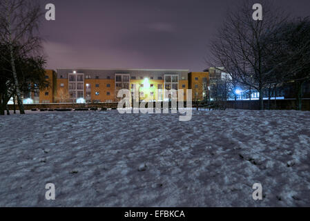 Appartements dans les jardins d'Errol vu du jardin de roses, Gorbals de nuit après une chute de neige. Banque D'Images