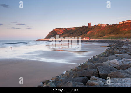 Vue pittoresque de bleu ciel du soir, lisse, plat, plage de sable, mer calme et soleil, château de falaise - North Bay, Scarborough, Yorkshire, Angleterre, Royaume-Uni. Banque D'Images