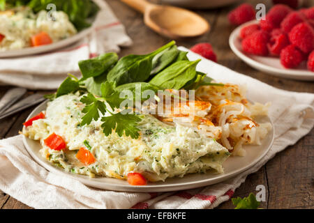 Les épinards en bonne santé le blanc d'Oeuf omelette aux tomates Banque D'Images