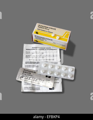 Comprimés d'iodate de potassium pour l'utilisation dans le cas d'une fuite radioactive autour de la centrale nucléaire de Hinkley Point. Banque D'Images