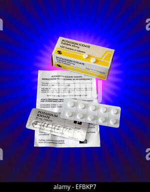 Comprimés d'iodate de potassium pour l'utilisation dans le cas d'une fuite radioactive autour de la centrale nucléaire de Hinkley Point. Banque D'Images