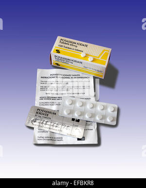 Comprimés d'iodate de potassium pour l'utilisation dans le cas d'une fuite radioactive autour de la centrale nucléaire de Hinkley Point. Banque D'Images