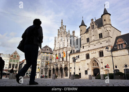 Malines, Belgique - Octobre 2014 : promenades sur la grand place en face de l'hôtel de ville Banque D'Images