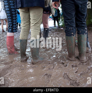 28 juin 2014. Les gens négocient la boue sur la deuxième journée du festival. Banque D'Images