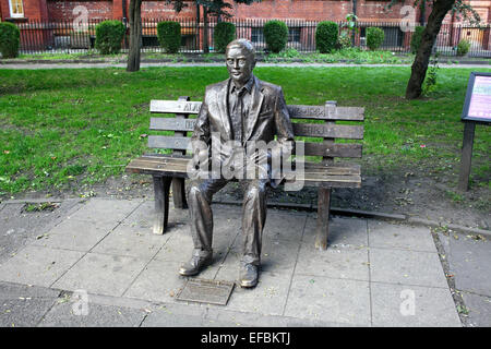 Statue d'Alan Turing sur un siège, tenant une pomme, dans les jardins de Sackville, Manchester. Banque D'Images