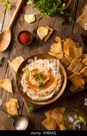 Maison saine à l'hummus crémeux à l'huile d'olive et chips de Pita Banque D'Images