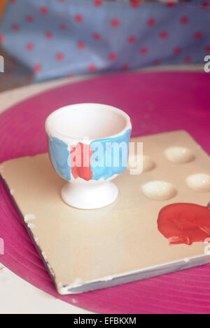 Egg cup la peinture à une poterie cafe Banque D'Images