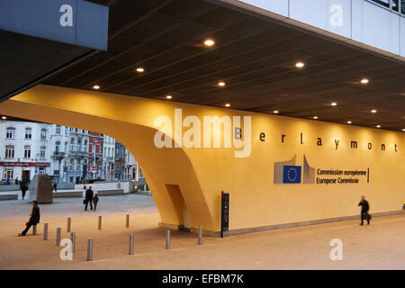 Bruxelles, BELGIQUE - Octobre 2014 : la porte sous le bâtiment Berlaymont de la commission européenne au crépuscule Banque D'Images