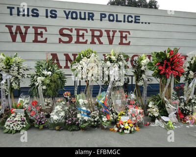 Les guirlandes de fleurs se trouvent en dehors du siège de la Police nationale des Philippines. Le président philippin Benigno Aquino III a déclaré un jour de deuil national pour commémorer le 44 commandos d'élite qui avaient été tués dans une rencontre lors d'Mamasapano, la province de Maguindanao. © Richard James Mendoza/Pacific Press/Alamy Live News Banque D'Images