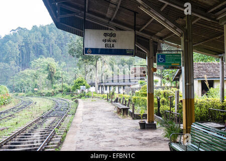 À Ville de Ella dans les hautes terres du Sri Lanka. La station de chemin de fer.master dans son bureau à l'ancienne gare pittoresque. Banque D'Images