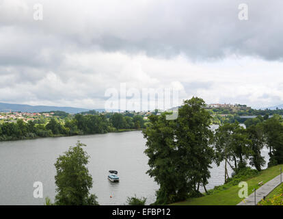 Vue sur la ville frontière Valença do Minho et un petit bateau sur la rivière Minho, la frontière naturelle entre le Portugal et l'Espagne Banque D'Images