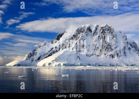Montagnes couvertes de neige en Antarctique Banque D'Images