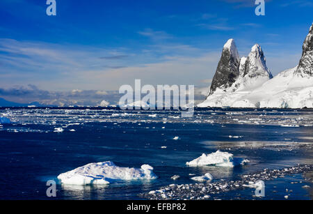 Montagnes couvertes de neige en Antarctique Banque D'Images
