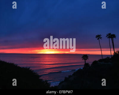 San Clemente, Californie, USA. 29 janvier, 2015. Nuages de tempête de remplir le ciel après la pluie, comme un soleil se couche derrière l'île de Catalina, vu de San Clemente dans cette image en couleurs naturelles. La zone autour de San Clemente, il est connu pour son océan, colline, et offre une vue sur la montagne, un climat agréable et son architecture de style colonial espagnol. Le slogan de la ville est 'Spanish Village by the Sea'. San Clemente a été une plage d'état de Californie depuis 1937 et est populaire parmi les amateurs de sports nautiques. © Ruaridh Stewart/ZUMA/ZUMAPRESS.com/Alamy fil Live News Banque D'Images