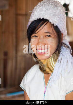 Smiling jolie jeune femme birmane long cou portant un chapeau blanc, dans la région de Karen village Padong près de Chiang Rai, Thaïlande Banque D'Images