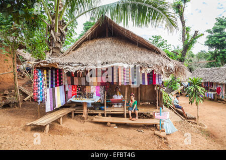 Souvenirs textiles boutique décrochage géré par long cou femme birmane Padong Karen dans village, Chiang Rai, Thaïlande, avec sa fille Banque D'Images