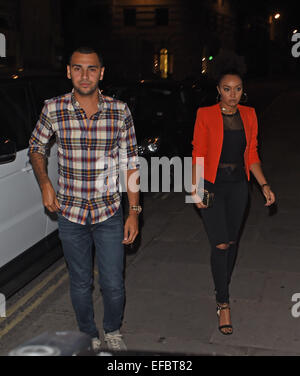 Leigh-Anne Pinnock Jade Thurlow et peu de Mix bénéficiant d'une nuit à Londres avec leur mère. Jade a vu arriver à forger Bar avec sa maman et Leigh-Anne a été vu arrivant avec son petit ami. Leigh-Anne Pinnock,avec : Jordanie Kiffin où : Banque D'Images