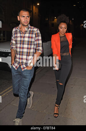 Leigh-Anne Pinnock Jade Thurlow et peu de Mix bénéficiant d'une nuit à Londres avec leur mère. Jade a vu arriver à forger Bar avec sa maman et Leigh-Anne a été vu arrivant avec son petit ami. Leigh-Anne Pinnock,avec : Jordanie Kiffin où : Banque D'Images