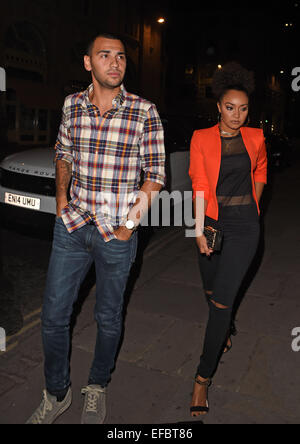 Leigh-Anne Pinnock Jade Thurlow et peu de Mix bénéficiant d'une nuit à Londres avec leur mère. Jade a vu arriver à forger Bar avec sa maman et Leigh-Anne a été vu arrivant avec son petit ami. Leigh-Anne Pinnock,avec : Jordanie Kiffin où : Banque D'Images