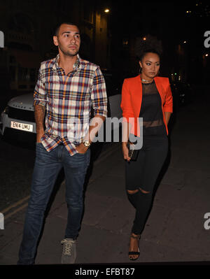 Leigh-Anne Pinnock Jade Thurlow et peu de Mix bénéficiant d'une nuit à Londres avec leur mère. Jade a vu arriver à forger Bar avec sa maman et Leigh-Anne a été vu arrivant avec son petit ami. Leigh-Anne Pinnock,avec : Jordanie Kiffin où : Banque D'Images