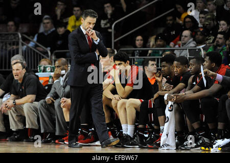 Chestnut Hill, Massachusetts, USA. 28 janvier, 2015. Louisville Cardinals entraîneur-chef Rick Pitino lors d'action de jeu au jeu de basket-ball de NCAA entre les Cardinals de Louisville et le Boston College Eagles tenue au Conte Forum à Chestnut Hill, Massachusetts. Louisville a battu Boston College 81-72 dans le temps réglementaire. Eric Canha/CSM/Alamy Live News Banque D'Images