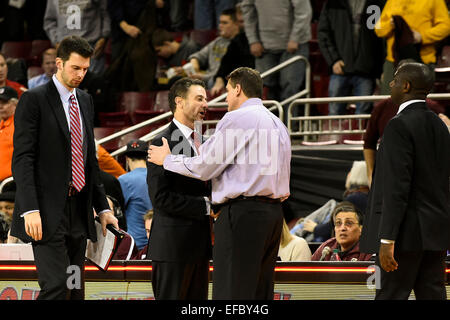Chestnut Hill, Massachusetts, USA. 28 janvier, 2015. Louisville Cardinals entraîneur-chef Rick Pitino (à gauche) et Boston College Eagles entraîneur en chef Jim Christian (à droite) serre la main à la fin de la NCAA de basket-ball entre les Cardinals de Louisville et le Boston College Eagles tenue au Conte Forum à Chestnut Hill, Massachusetts. Louisville a battu Boston College 81-72 dans le temps réglementaire. Eric Canha/CSM/Alamy Live News Banque D'Images