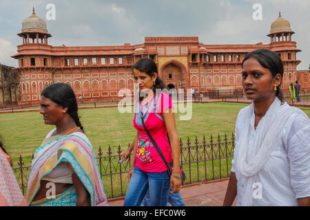 Les femmes en passant en face de Jahangir Mahal, à l'intérieur du fort d'Agra, Uttar Pradesh, Inde. Banque D'Images