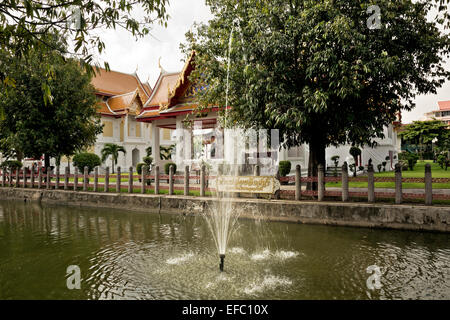 Thaïlande - Fontaine de la Prem Prachakon Canal à Bangkok Wat Benchamabophit Dusitvanaram Ratchaworawiharn, le Temple de marbre Banque D'Images