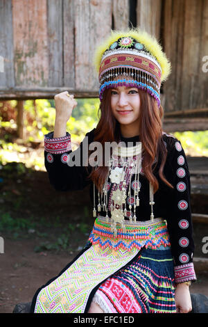 Habillé traditionnellement Mhong hill tribe femme à la maison en bois Banque D'Images