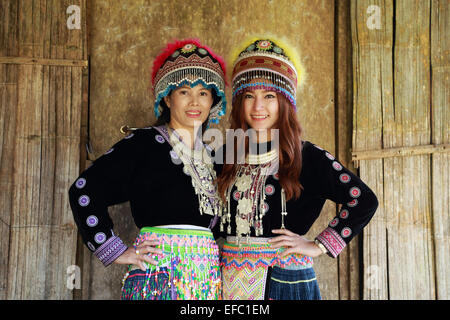 Habillé traditionnellement femme Mhong hill tribe dans le chalet en bois Banque D'Images