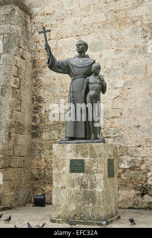La Vieille Havane Cuba La Habana Vieja bronze statue Plaza de San Francisco de Asis statue Fray Junipero Serra 1713 - 84 Juaneno Indian Banque D'Images
