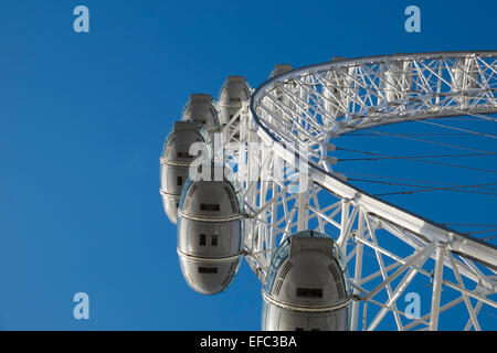 Le London Eye, une grande roue sur la rive sud de la Tamise à Londres. Aussi connu comme la grande roue du millénaire. Banque D'Images