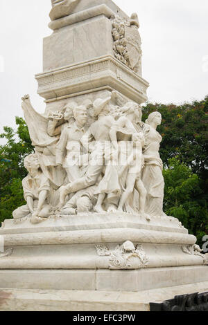 La Vieille Havane Cuba La Habana Vieja Central Park statue détail base héros national José Marti figures en marbre de Carrare Banque D'Images