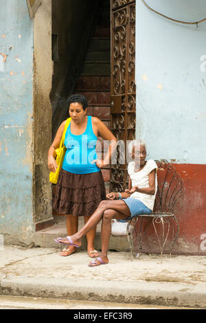 La Vieille Havane Cuba La Habana Vieja street scène 2 deux dames chat chat trottoir Banque D'Images