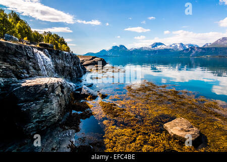 Soleil dans le fjord Lyngen Banque D'Images