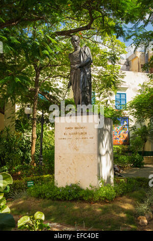 La Vieille Havane Cuba La Habana Vieja Calle de los Mercaderes Parc Simon Bolivar le libérateur de bronze statue El Libertador 1783 - 1830 Banque D'Images