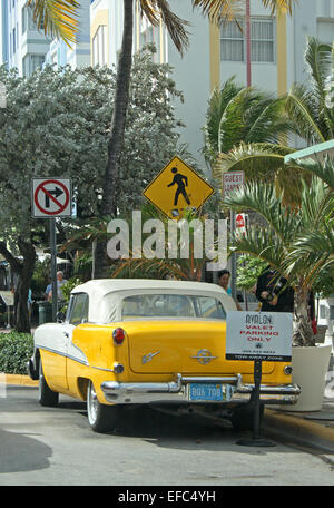 Un vintage Buick voiture sur Ocean Drive, à Miami, États-Unis. Banque D'Images