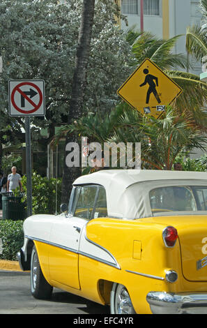 Un vintage Buick voiture sur Ocean Drive, à Miami, États-Unis. Banque D'Images