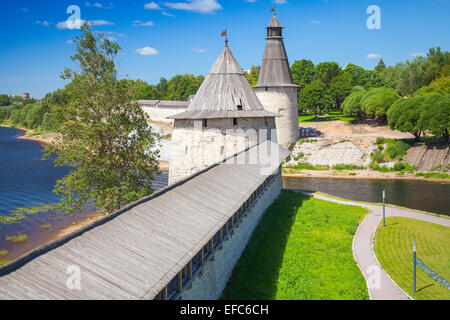 Les tours et murs en pierre de la vieille forteresse. Kremlin de Pskov, Russie. L'architecture ancienne russe classique Banque D'Images