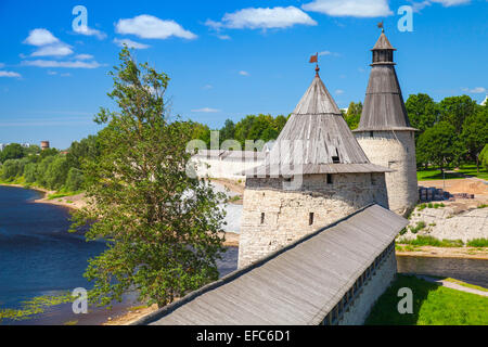 Tours en pierre et des murs de la vieille forteresse. Kremlin de Pskov, Russie. L'architecture ancienne russe classique Banque D'Images