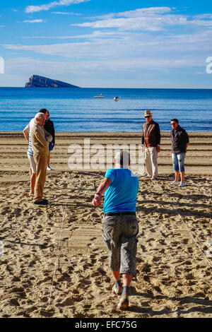 Les retraités, les personnes âgées à jouer au ballon sur la plage, jeu de l'île de paon en arrière-plan, Benidorm Costa Blanca, Espagne Banque D'Images