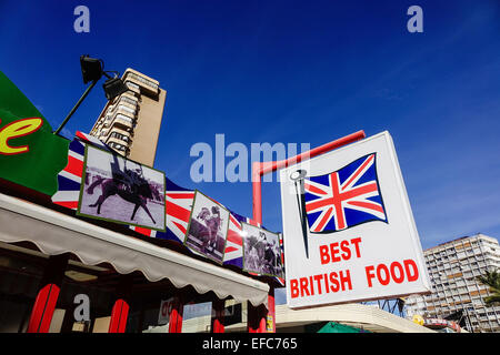 British bar à Benidorm, Costa Blanca, Espagne Les courses de chevaux, Union jack Banque D'Images