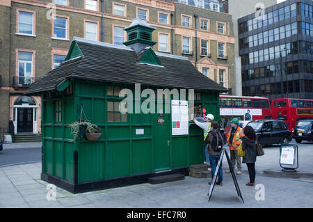 Un Cocher's Shelter à Russell Square, Bloomsbury, Londres. C'est l'un des 13 refuges qui existent encore. Banque D'Images