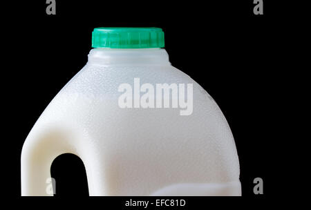 Haut de bouteille de lait en plastique plein Banque D'Images